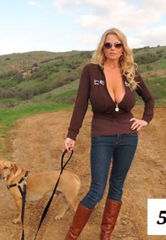 Блондинка с огромными дойками