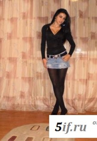 Брюнетка показывает свои частные фотографии