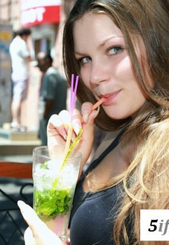 Брюнетка в сексуальном красном белье