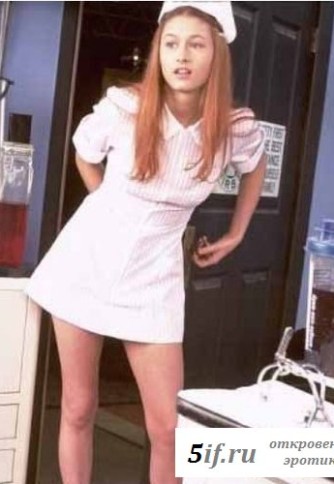 Возбужденная развратница примерила униформу