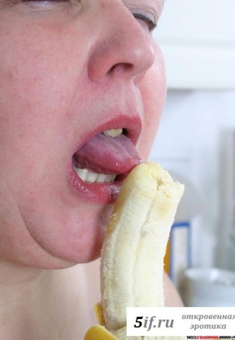 Голая пузатая мамаша развлекается с бананом