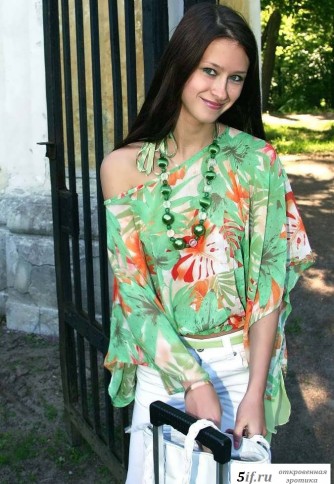 Раздетая дева сняла трусы у дороги (20 фото эротики)