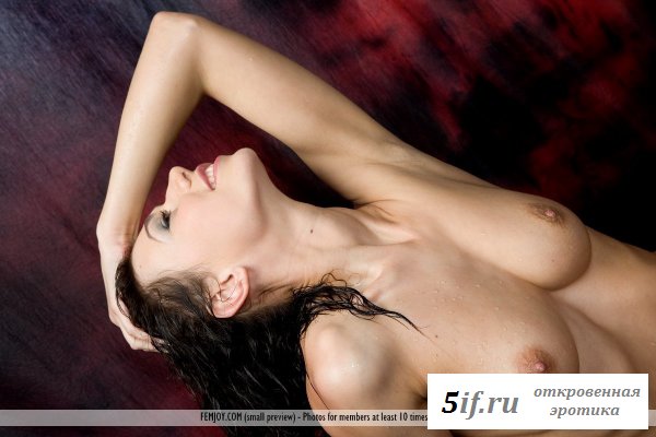 Влажная телочка позирует голой (10 фото)