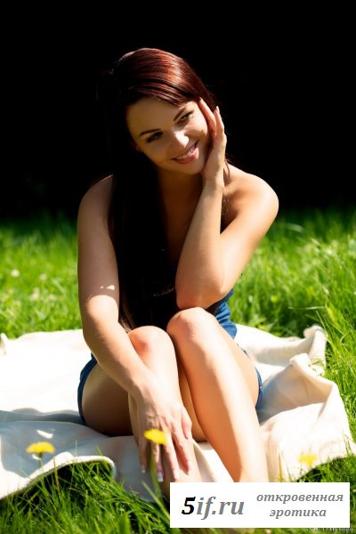 Малышка в комбинезоне