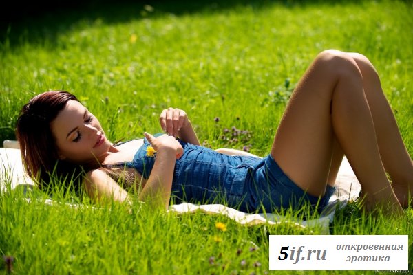 Малышка в комбинезоне