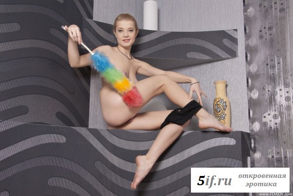 Домохозяйка в  коротких шшёртиках.
