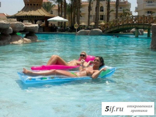 Папарацци подловили голые сисечки Рози Джонс (10 фото)