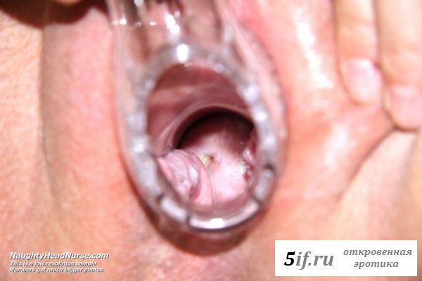 Раздетая акушера мастурбирует в униформе