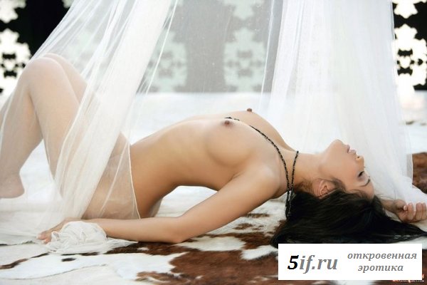 Andrea Del Puerto укутала красивое тело в штору (эротика) (12 фотографий)