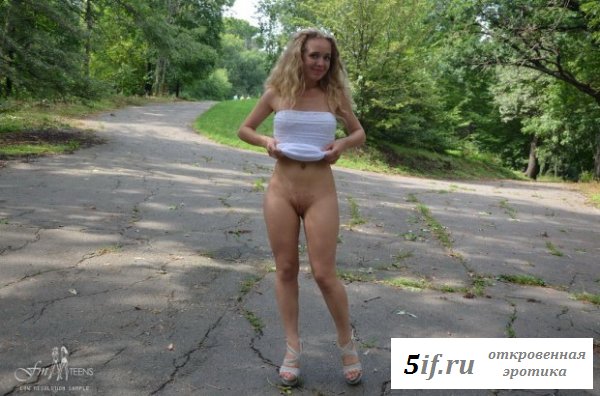 Начинающая натуралистка в парке Начинающая натуралистка в парке