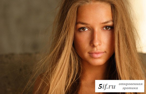 Голая девица у бетонной стены