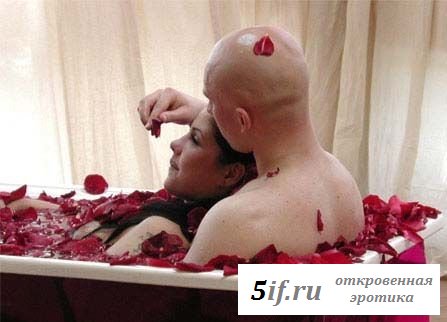 Беркова и Третьяков купаются в ванной