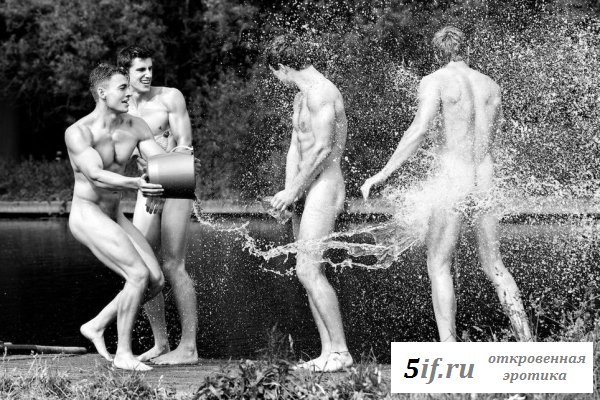 Симпатичные спортсмены отдыхают голыми на природе