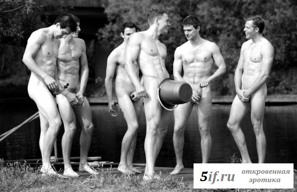 Симпатичные спортсмены отдыхают голыми на природе