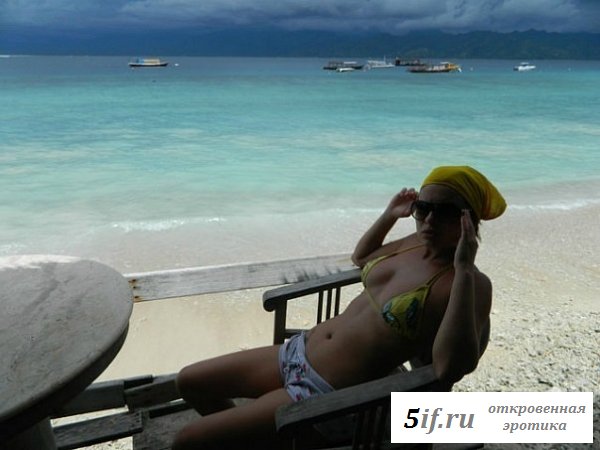 Нелли Ермолаева в купальнике за отдыхом 