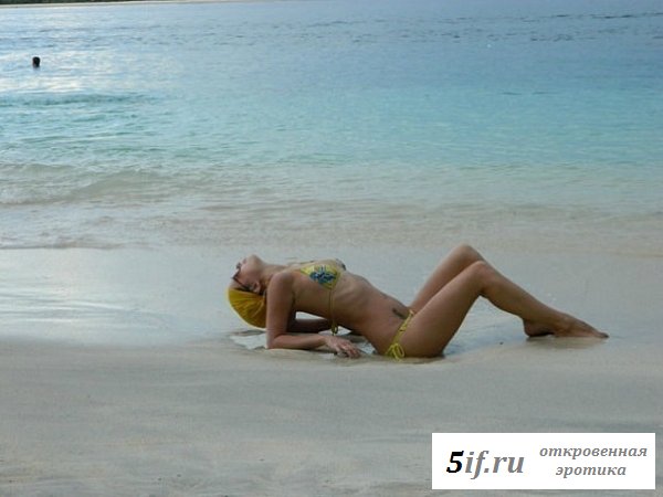 Нелли Ермолаева в купальнике за отдыхом 