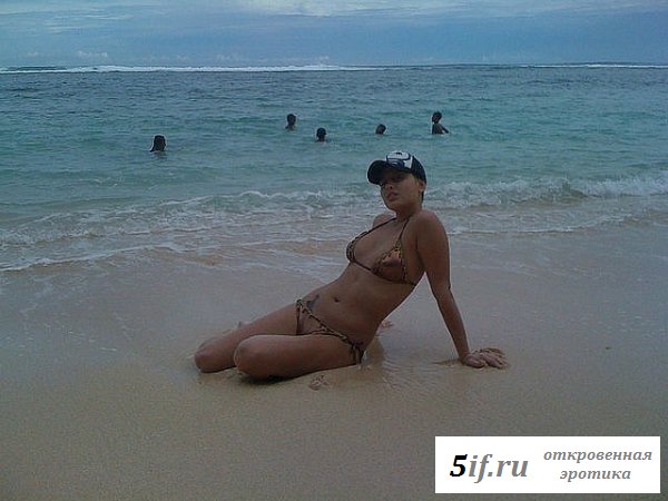 Нелли Ермолаева в купальнике за отдыхом 