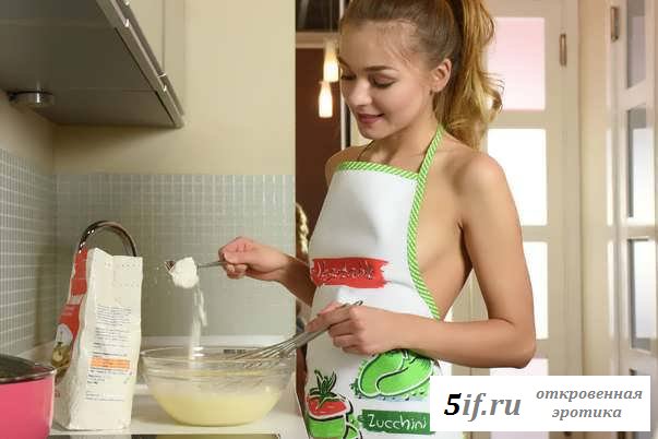 Эротика девицы на кухне с висячими губами (38 фото)
