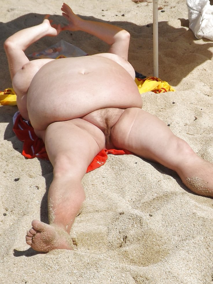 Голые толстые старухи на пляже