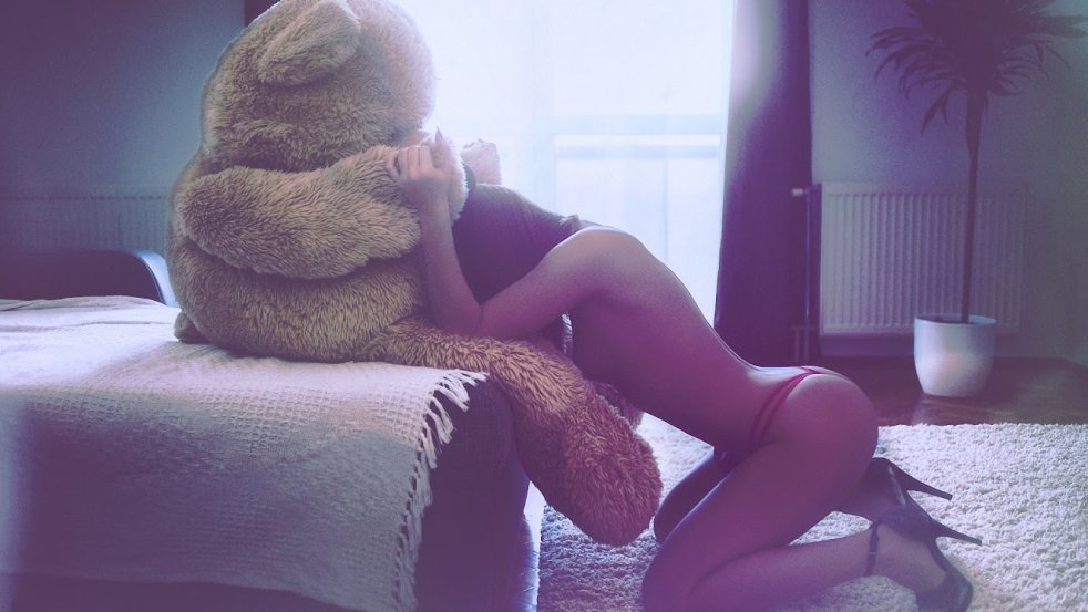 Девушка с плюшевым мишкой xxx