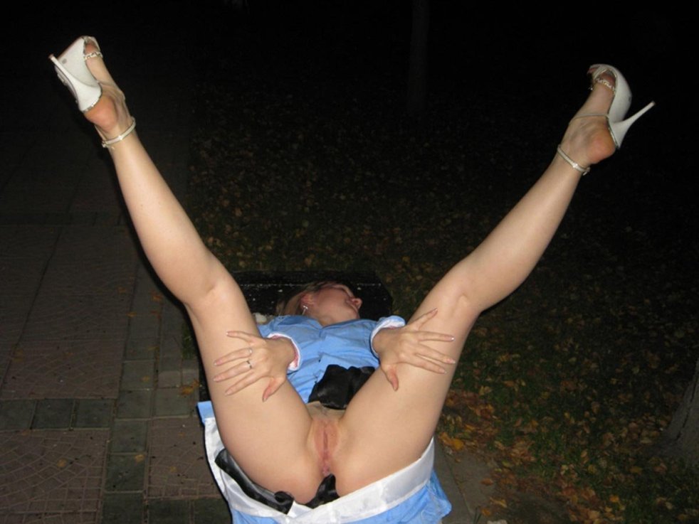 Взрослые женщины в халате без трусов