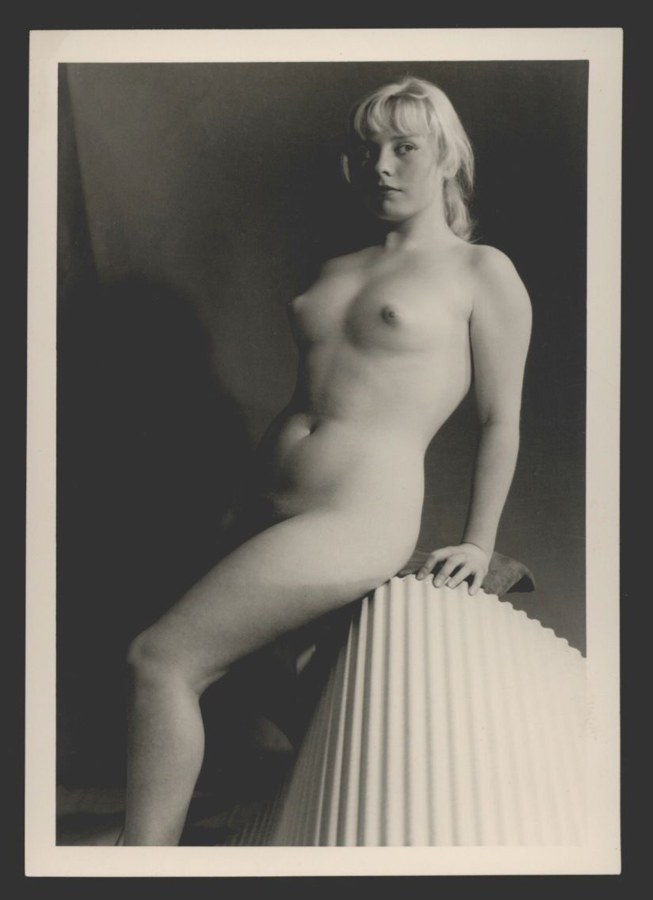 Медосмотр голых женщин ретро