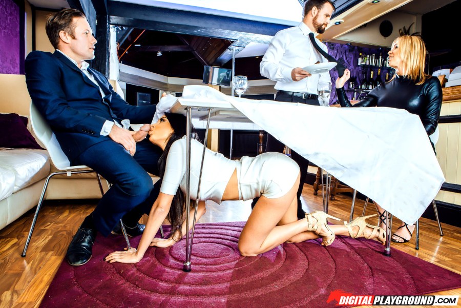 Отсосала под столом в кафе