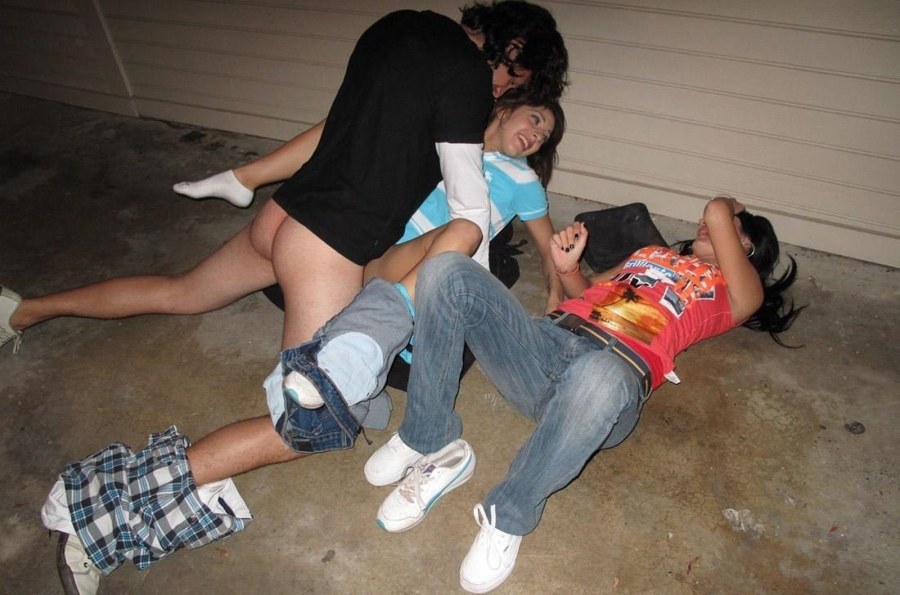 Пьяную девушку лапают парни