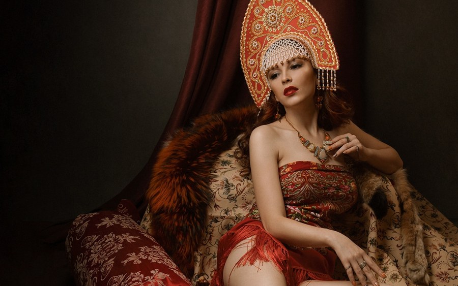 Красивые голые женщины в украшениях