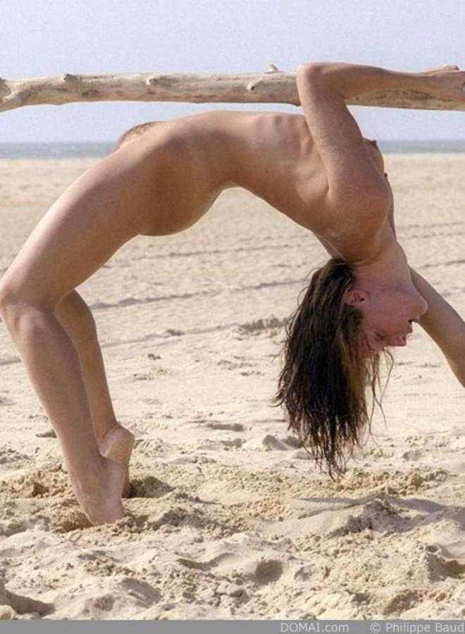Голые на пляже голые гимнастки