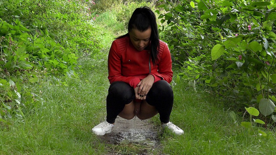 Красивая девушка сикает