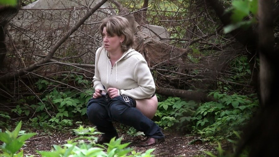 Писс женщин на природе