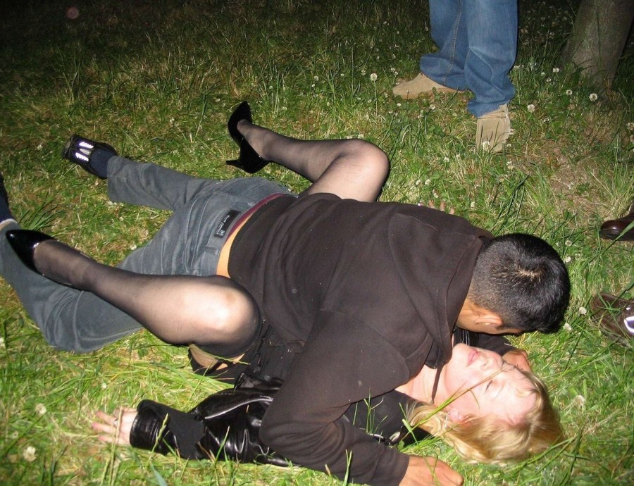 Пьяные телки на природе