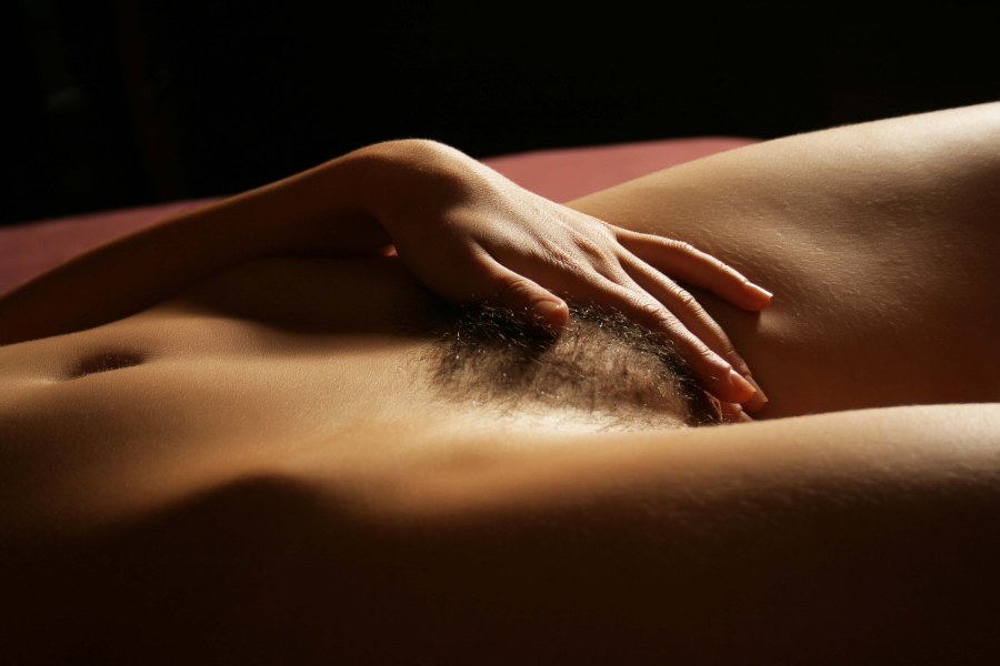 Голая женщина на кровати в халате лобок