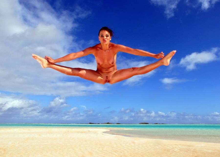 Голые девки прыгают в воду