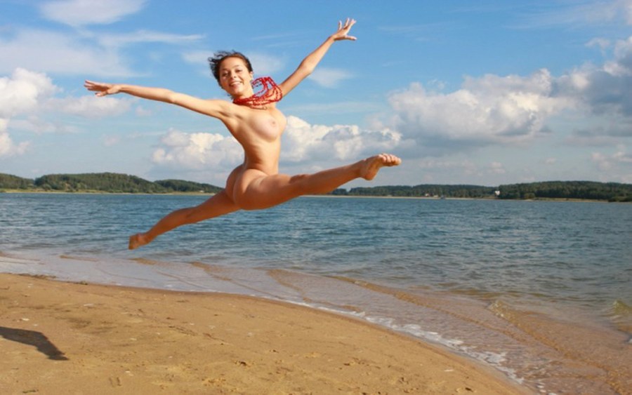 Девушки прыгают голышом