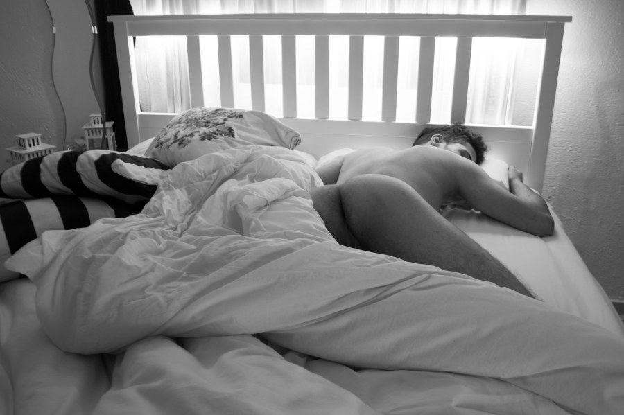 Спящие парни обнаженка