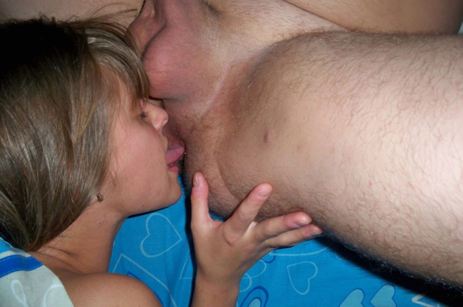 Лижет яйца Любительское