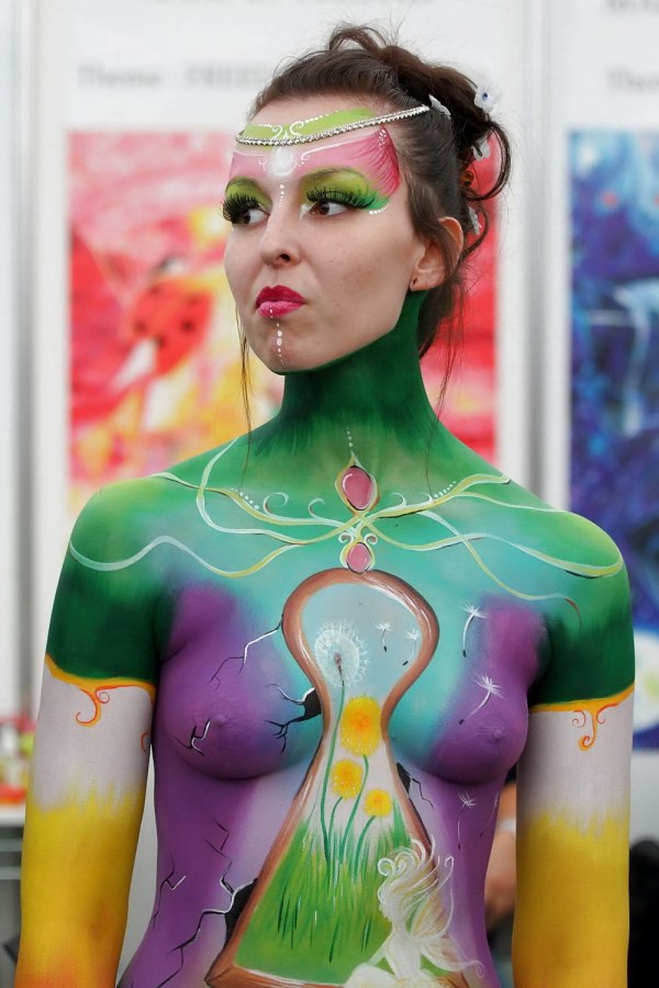 Голенькая бодиарт на улице