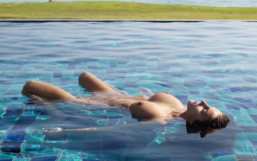 Эротическая фотосессия в бассейне