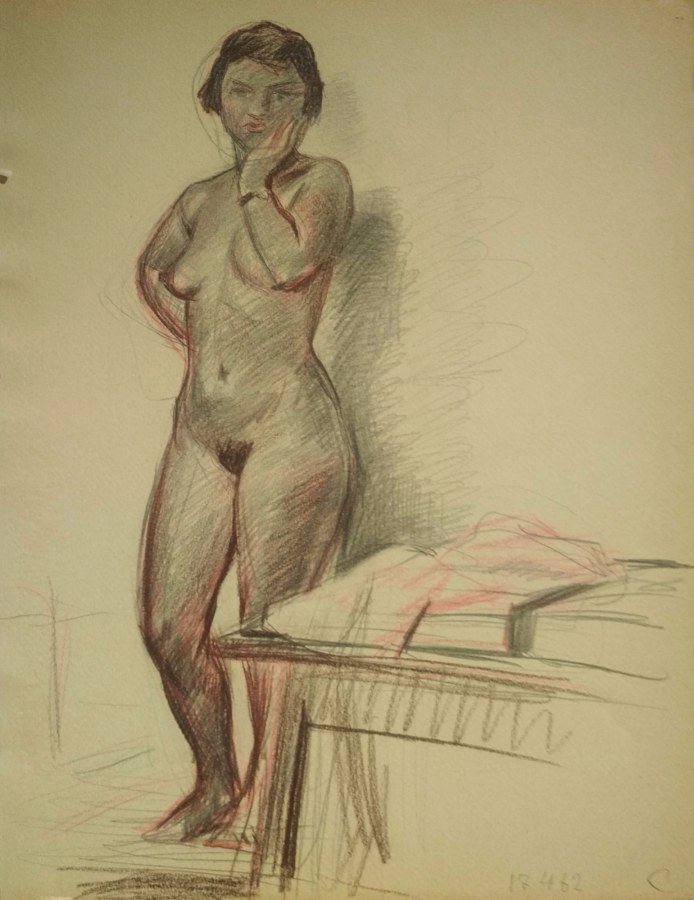 Фотограф фотографирует голую модель