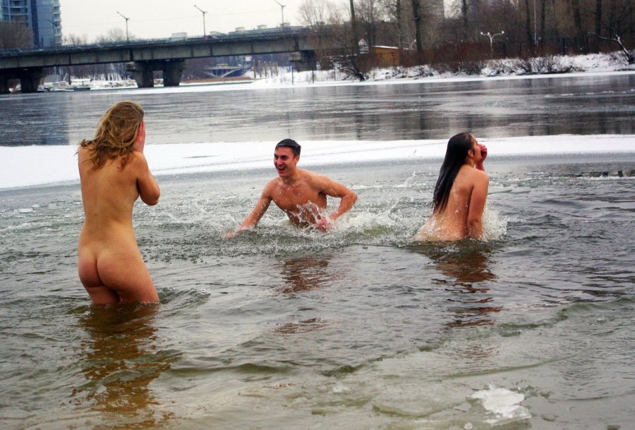 Девушки купаются голышом