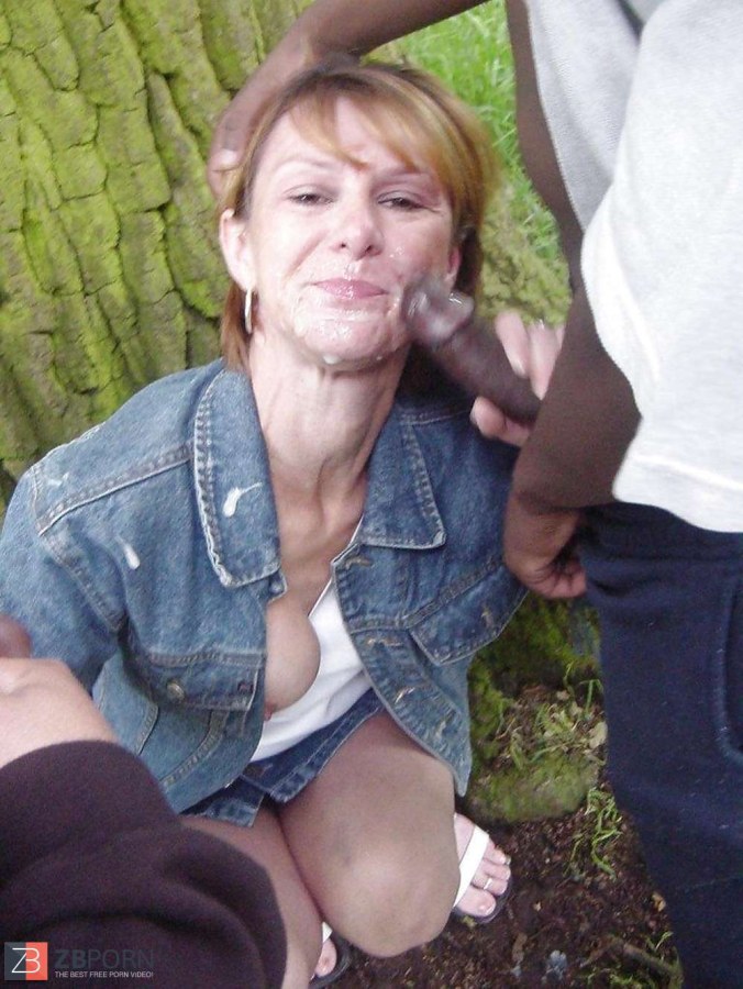 Старая минетчица отсасывает на улице