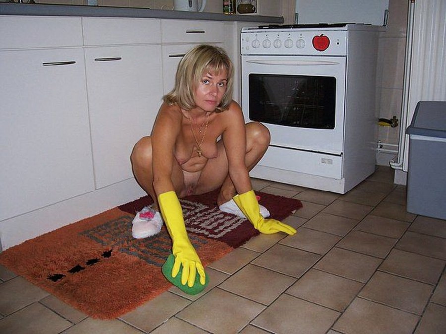 Жена с голой попой по дому
