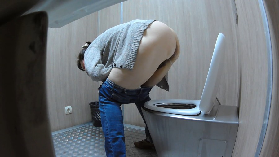 Женский писсинг в туалете