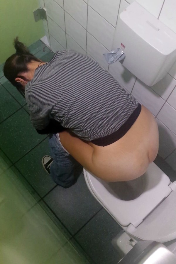 Показала попку в туалете