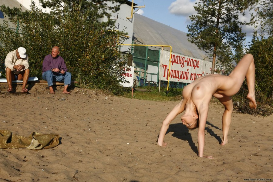 Красивые голые женщины на публике