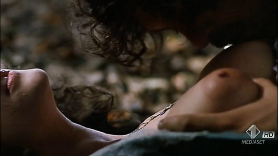 Моника Белуччи в фильме топлесс