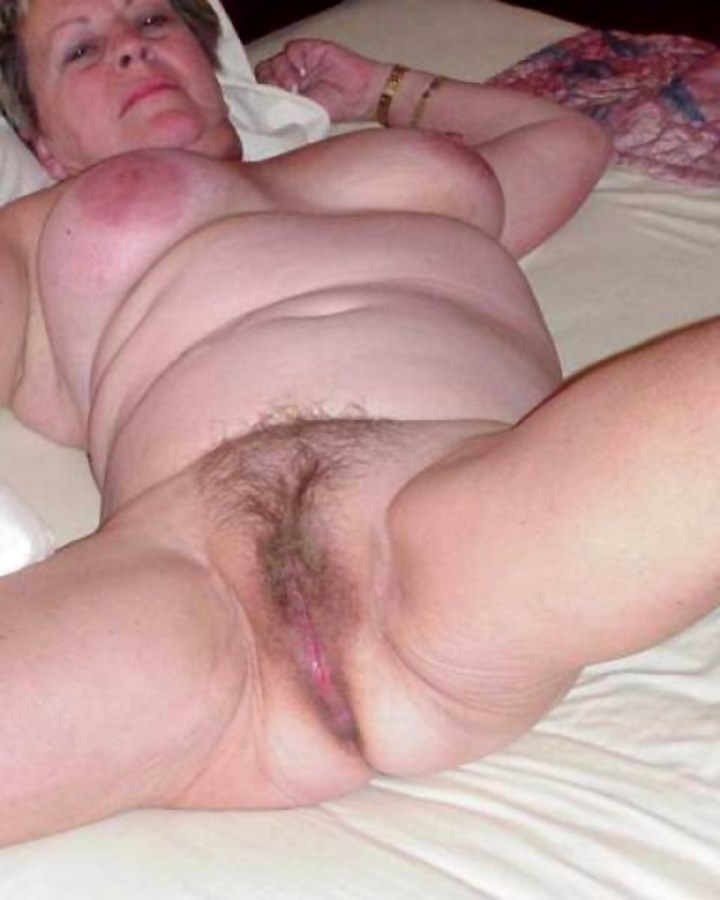 Голые пожилые женщины спят