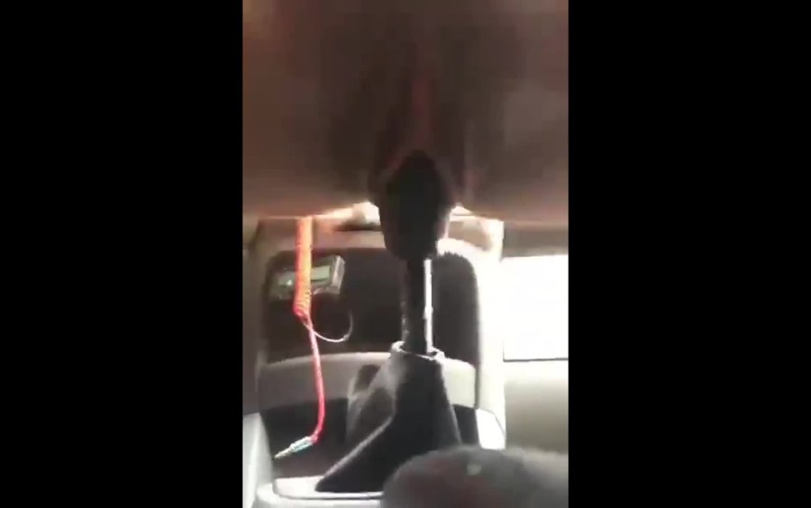 Села вагиной на фаркоп